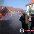 Die Jugendfeuerwehr demonstriert das Löschen eines Brandes