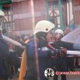Die Jugendfeuerwehr demonstriert das Löschen eines Brandes